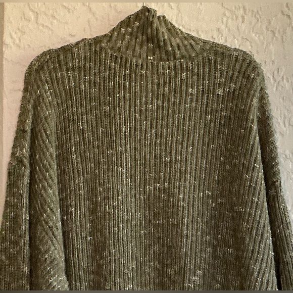 OFFLINE By Aerie Olive Green & White Chillside 3/4 Zipper Sweater - Picture 6 of 9
